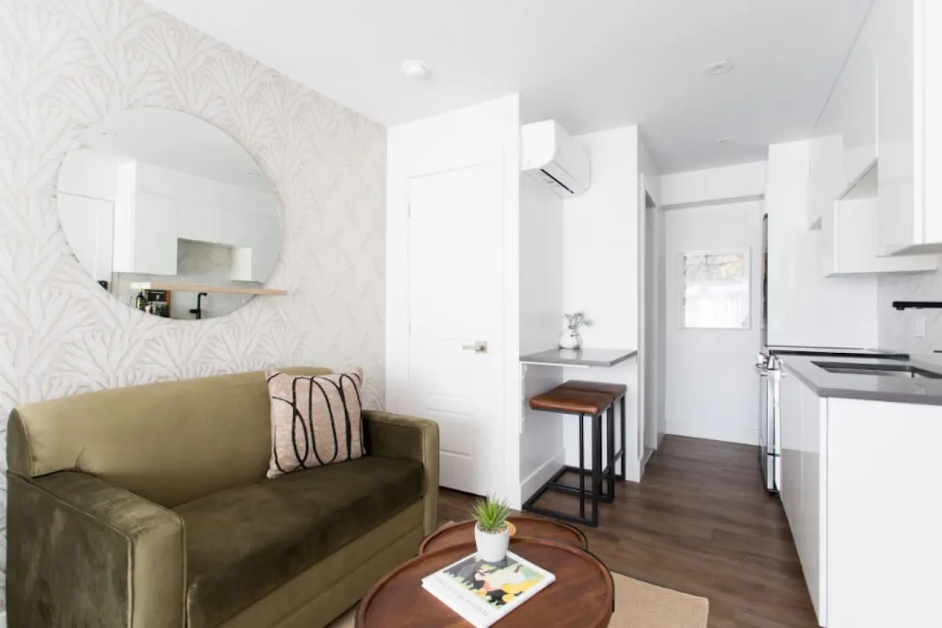 Little Italy - Sunny Green Palms Mini Studio - Unit 204 3
