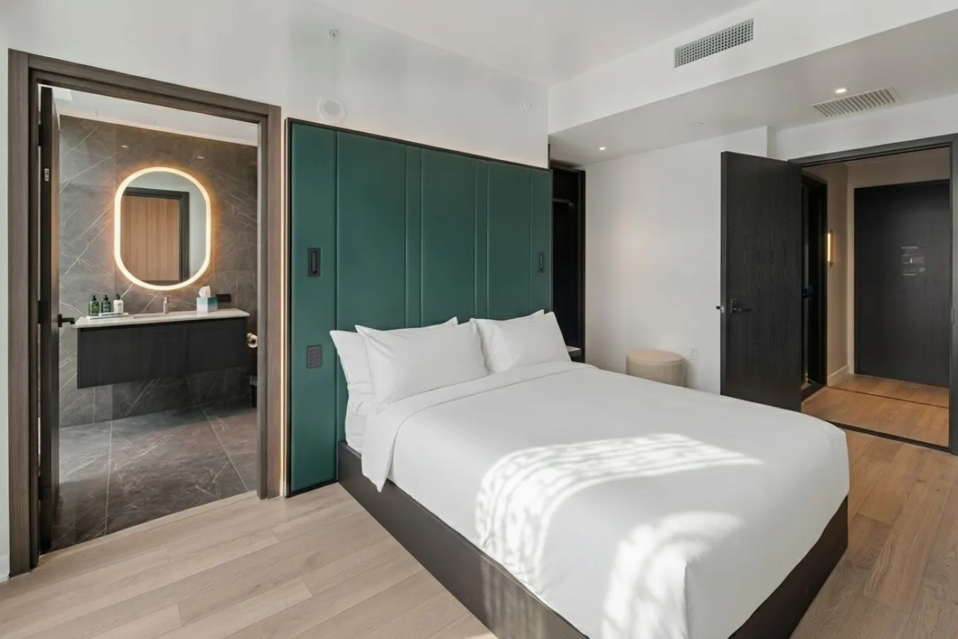 Unit 3210 DV 2BR 2BA 4PPL — photo 3