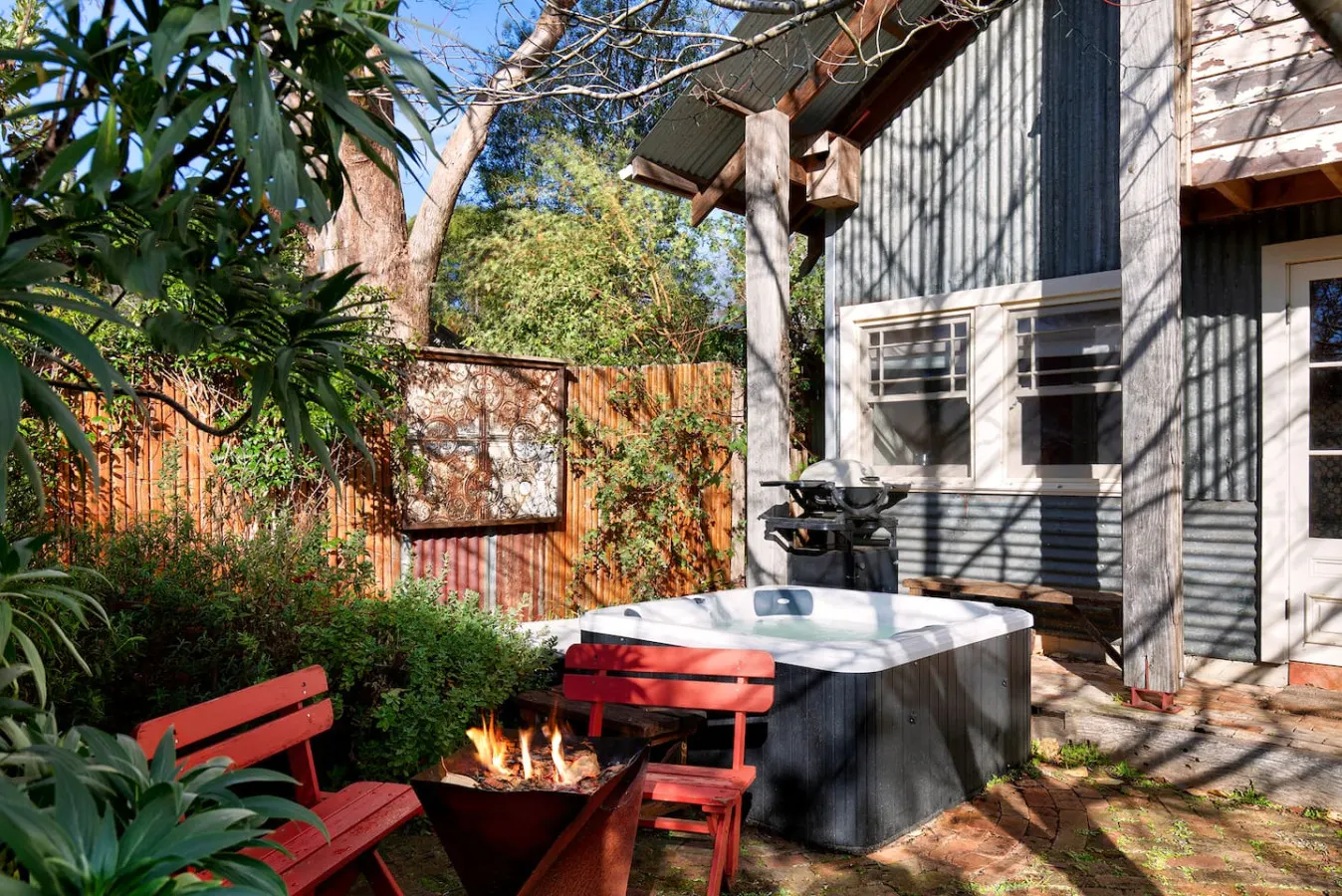 Buttercup Oasis: Rustic Cabin Hot Tub & Firepit