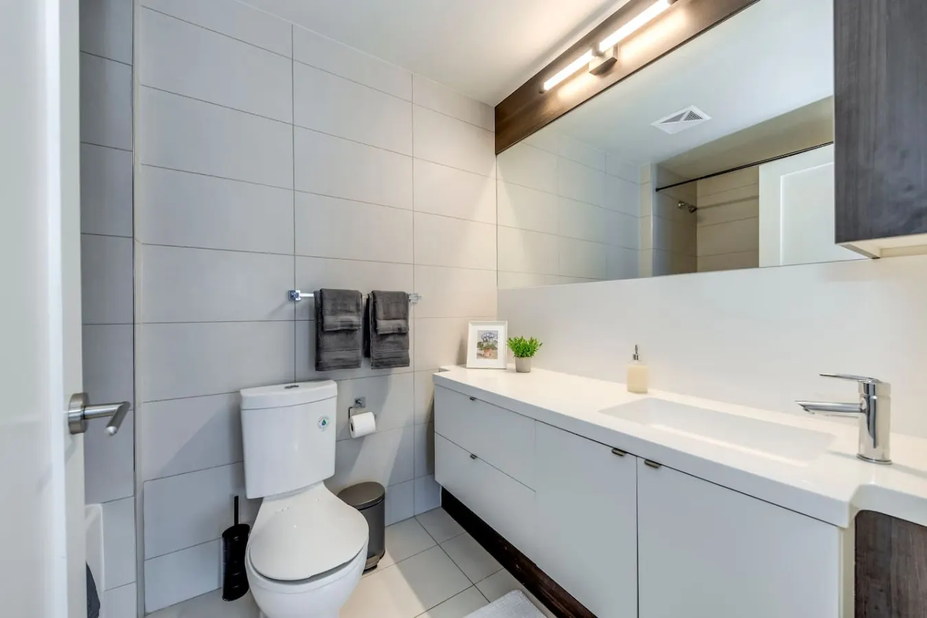 Newly Designed 1BR Condo Sleeps 4 City Views 6