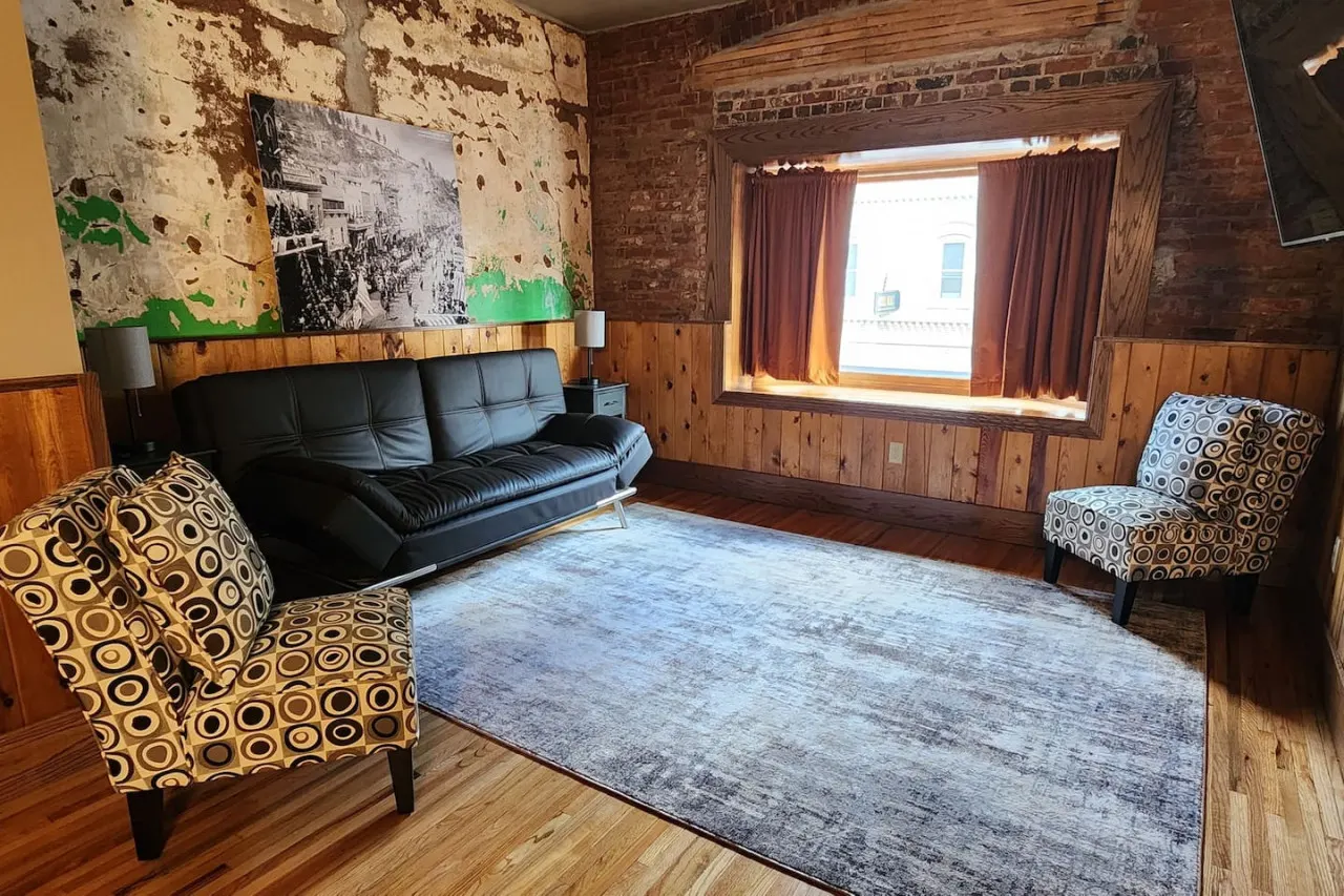 Nugget Suite - Main Street 5