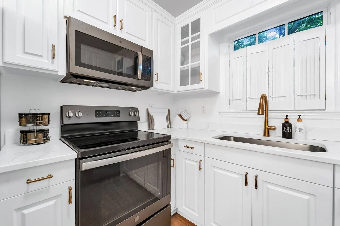 5 Beds 4 Bdrm 4 Bath 2 Laundry Rooms 10