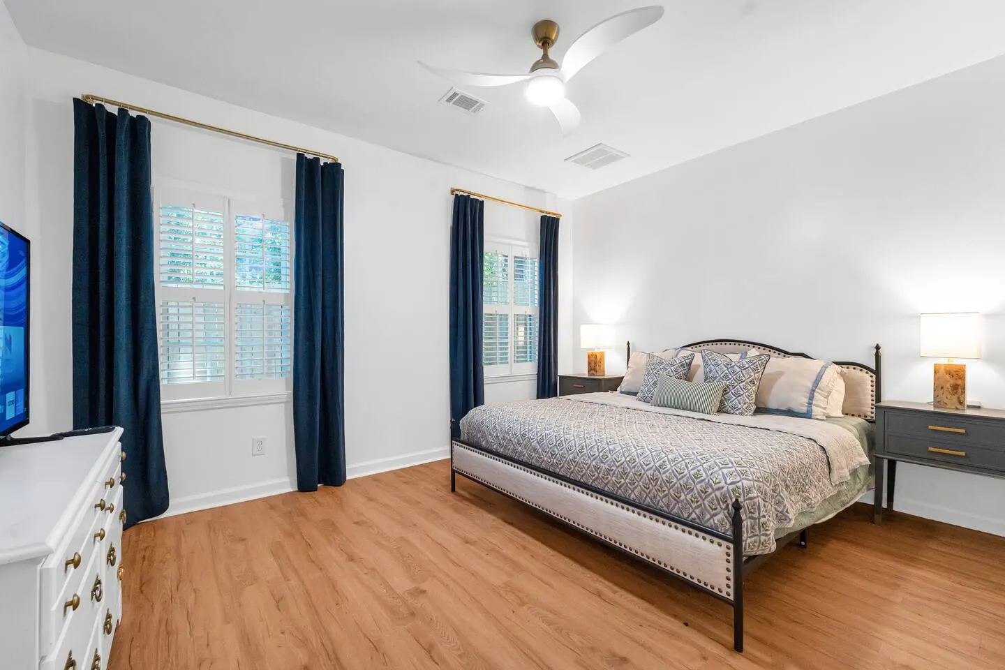 5 Beds 4 Bdrm 4 Bath 2 Laundry Rooms 11