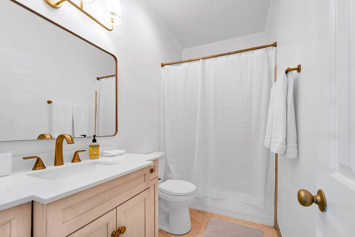 5 Beds 4 Bdrm 4 Bath 2 Laundry Rooms 17