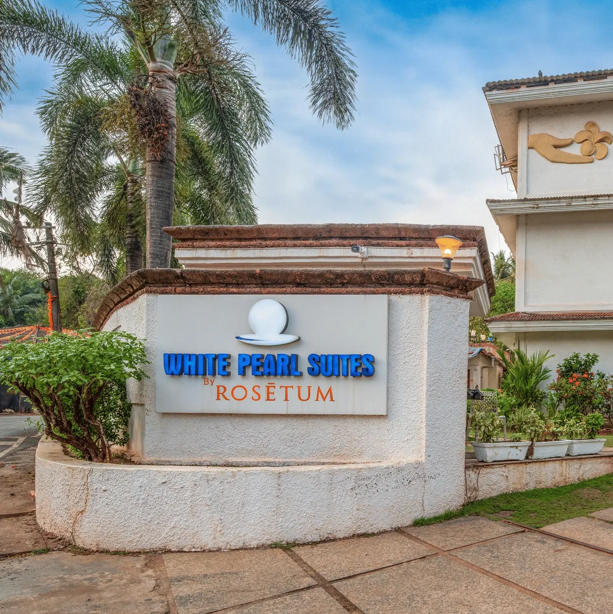 White Pearl-2Mins from Beach, Pool, Breakfast Inc! 1