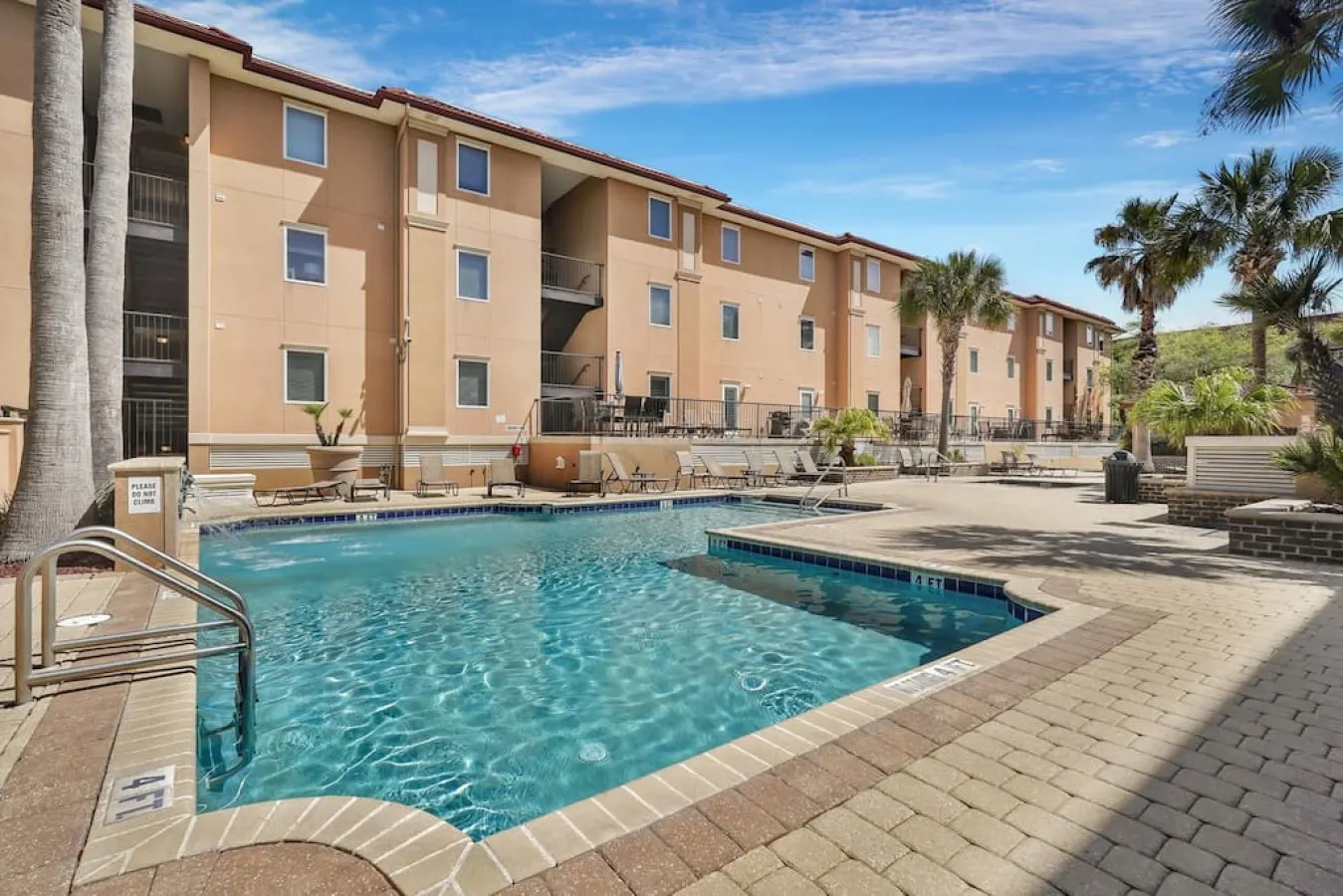 3 BR Condo 2 Pools and Hot Tub Walk to Beach