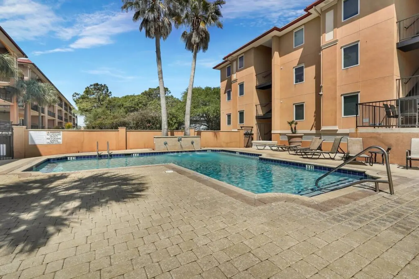 3 BR Condo 2 Pools and Hot Tub Walk to Beach 11