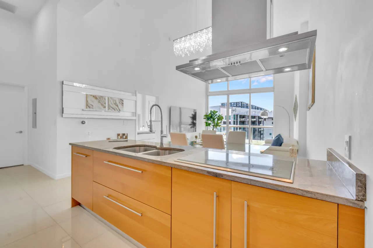 40th floor High Ceilings unit at icon Brickell 9