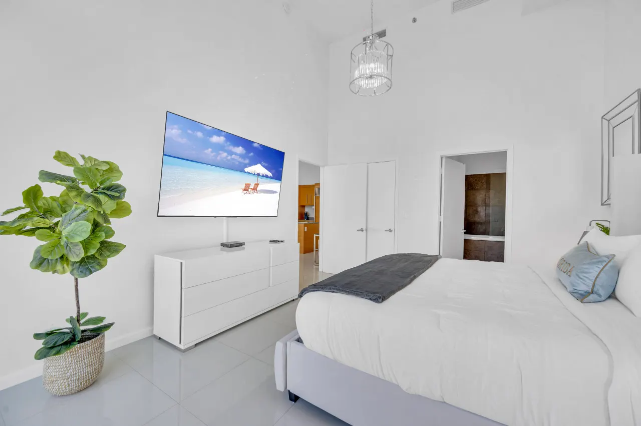 40th floor High Ceilings unit at icon Brickell 13