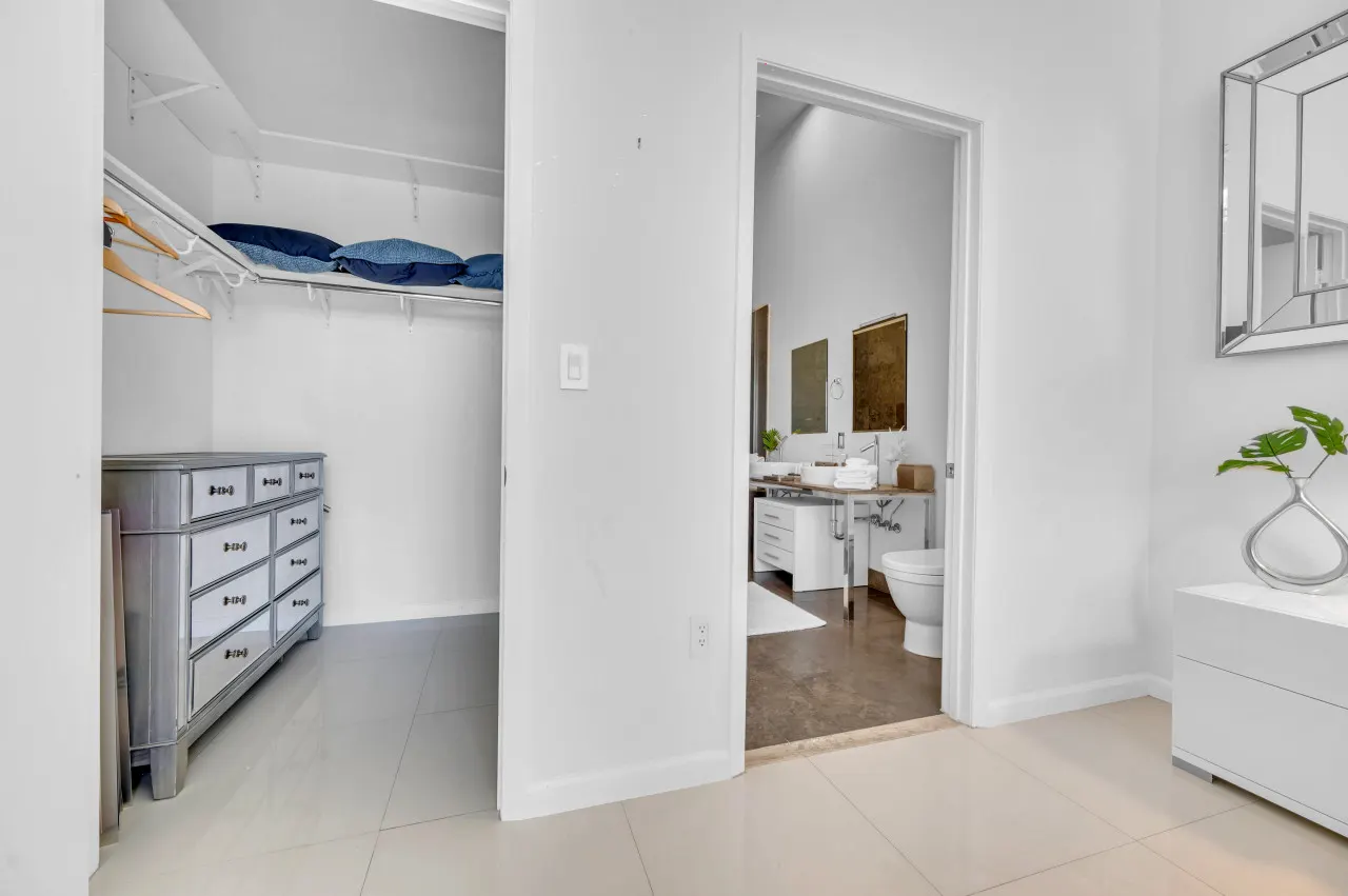 40th floor High Ceilings unit at icon Brickell 14