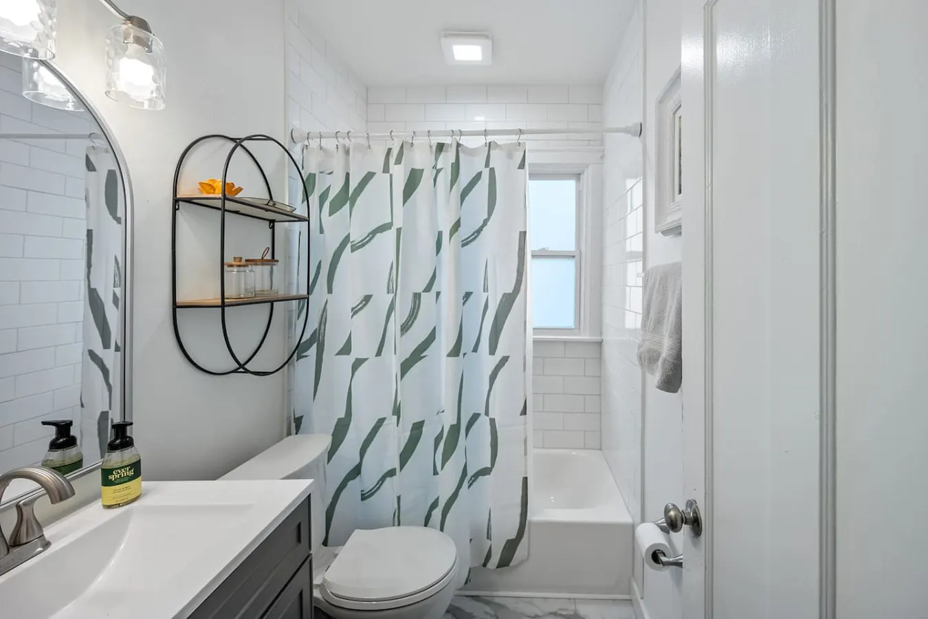The Retreat - Warm and Convenient Guest Suite 14
