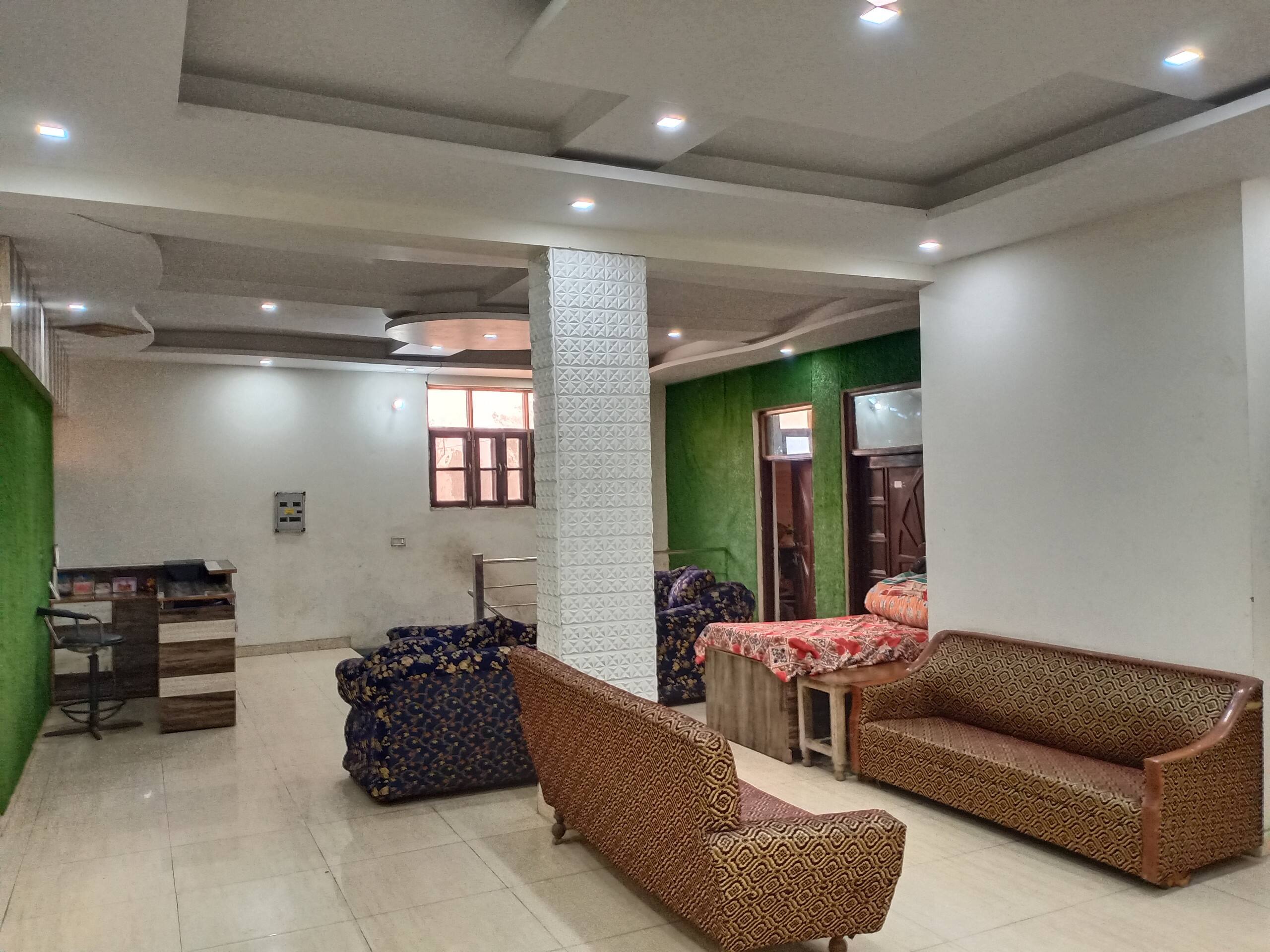 Lovely 5-bedroom rental unit with free parking 6