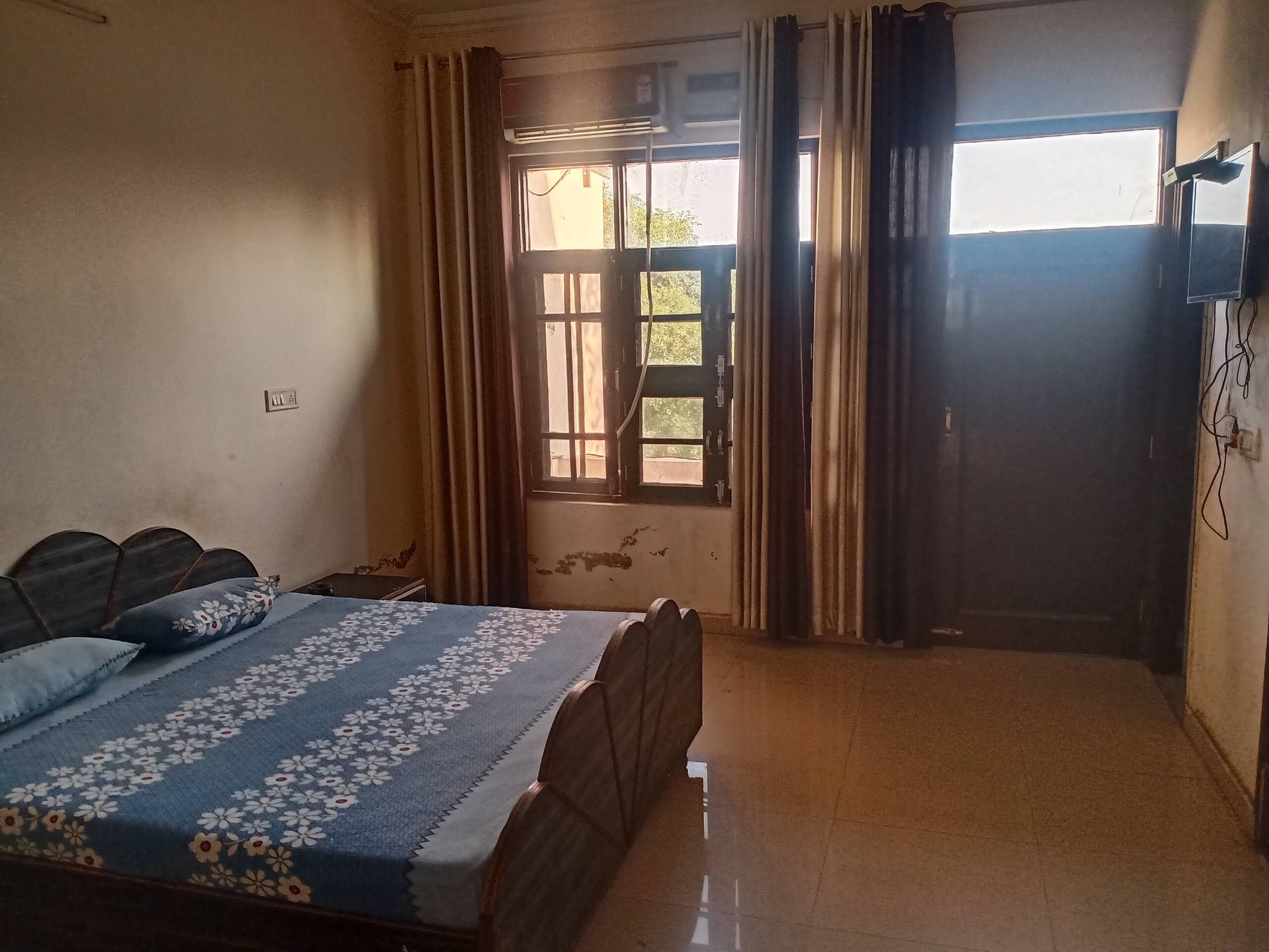 Lovely 5-bedroom rental unit with free parking 2