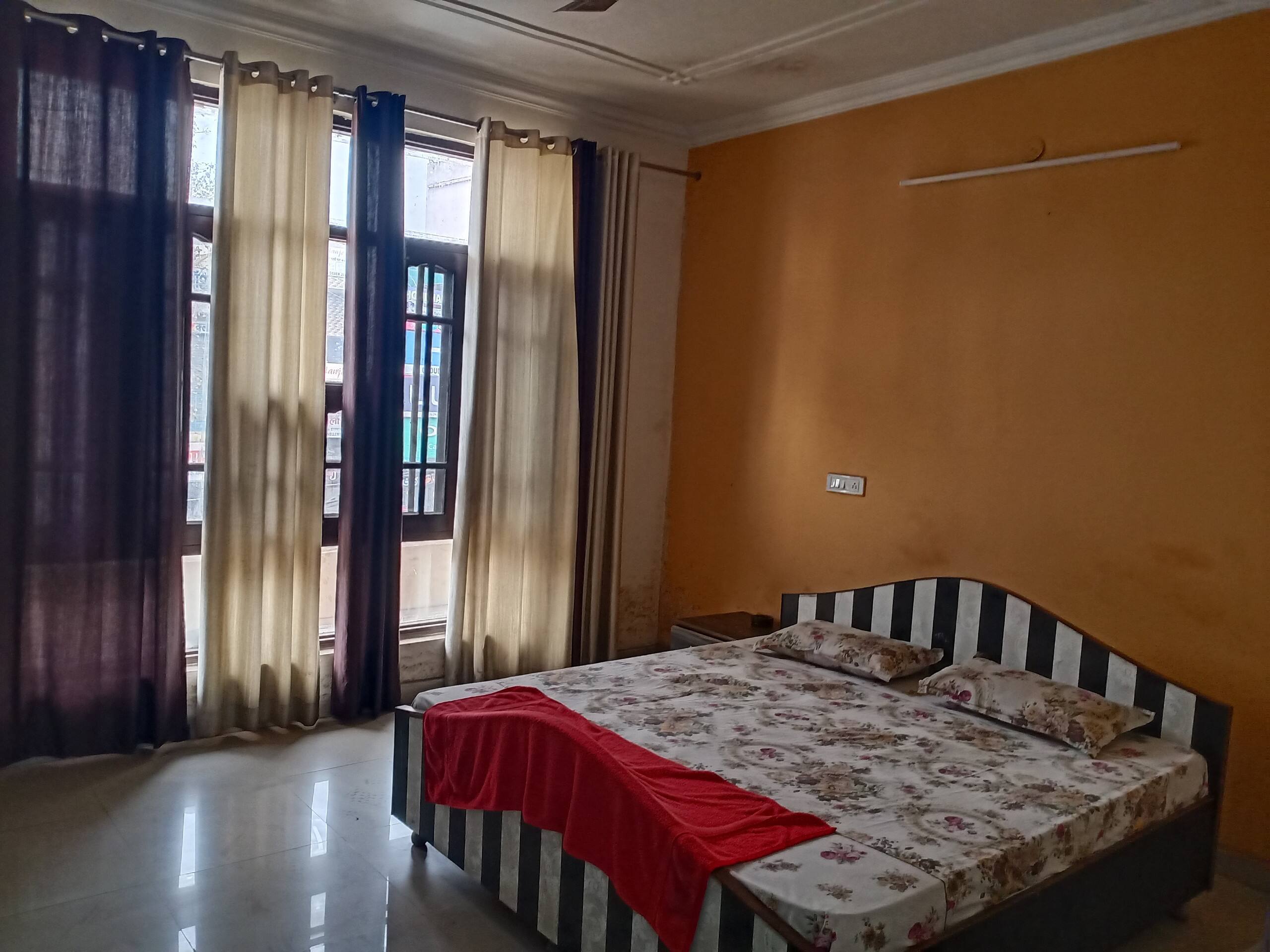 Lovely 5-bedroom rental unit with free parking 3