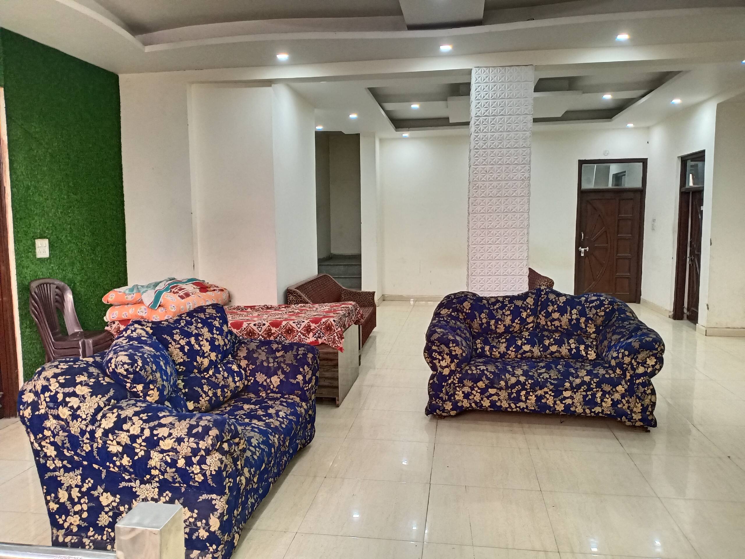 Lovely 5-bedroom rental unit with free parking 1