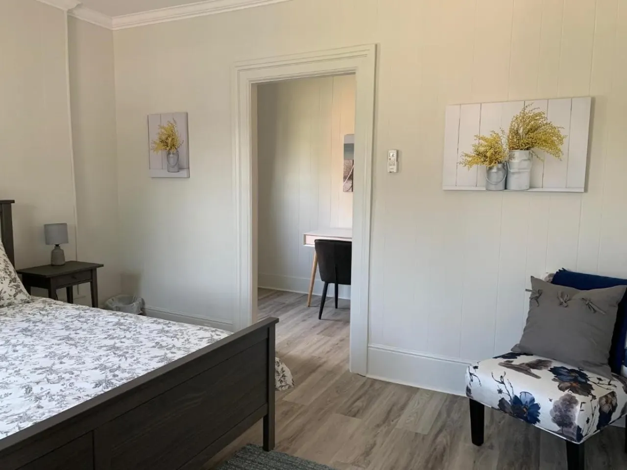 Stay In the heart of Wellington | Stylish Wellington Retreat | King Bed + Walk to Beach & Main St — photo 2