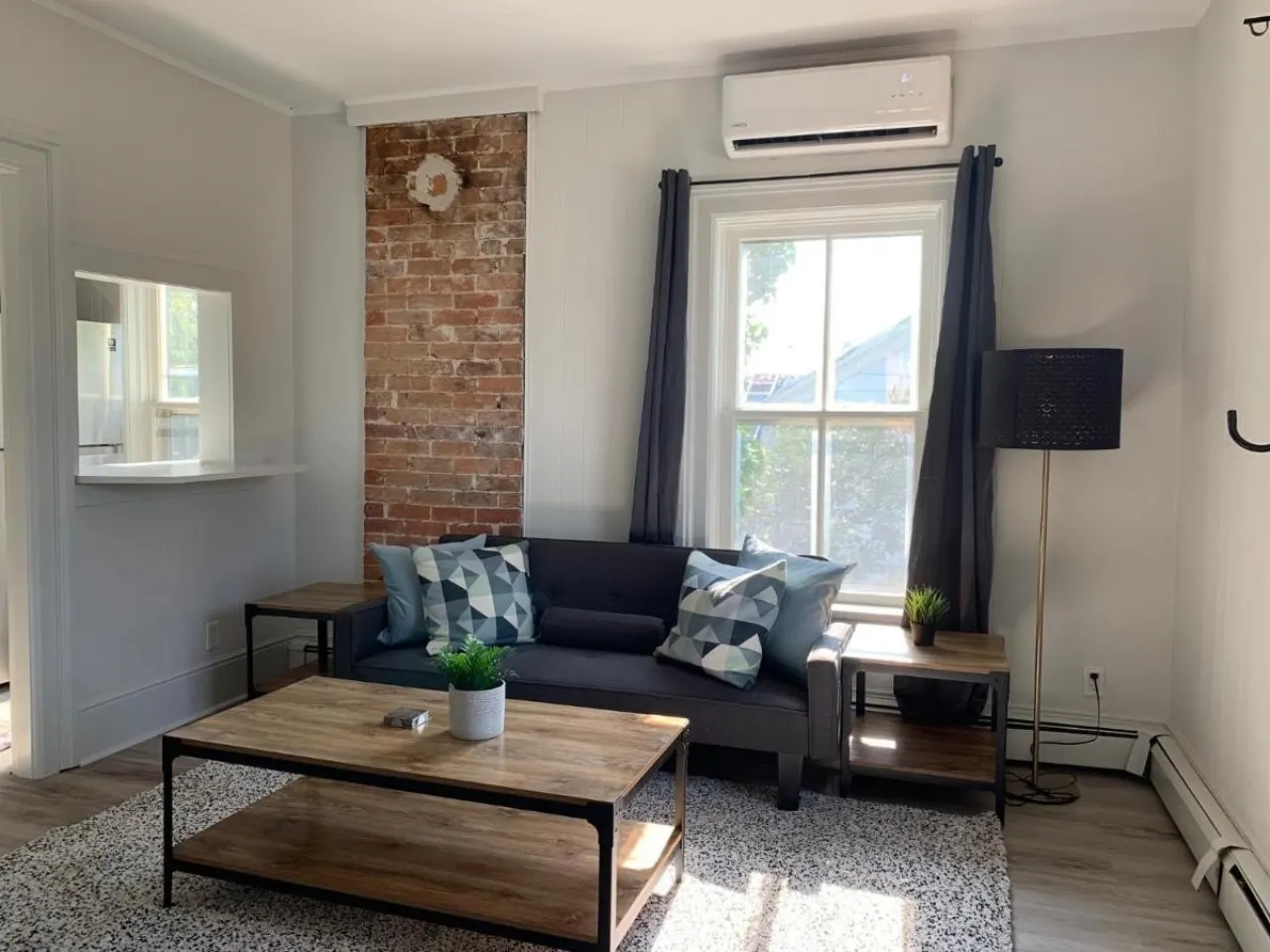 Stay In the heart of Wellington | Stylish Wellington Retreat | King Bed + Walk to Beach & Main St — photo 3