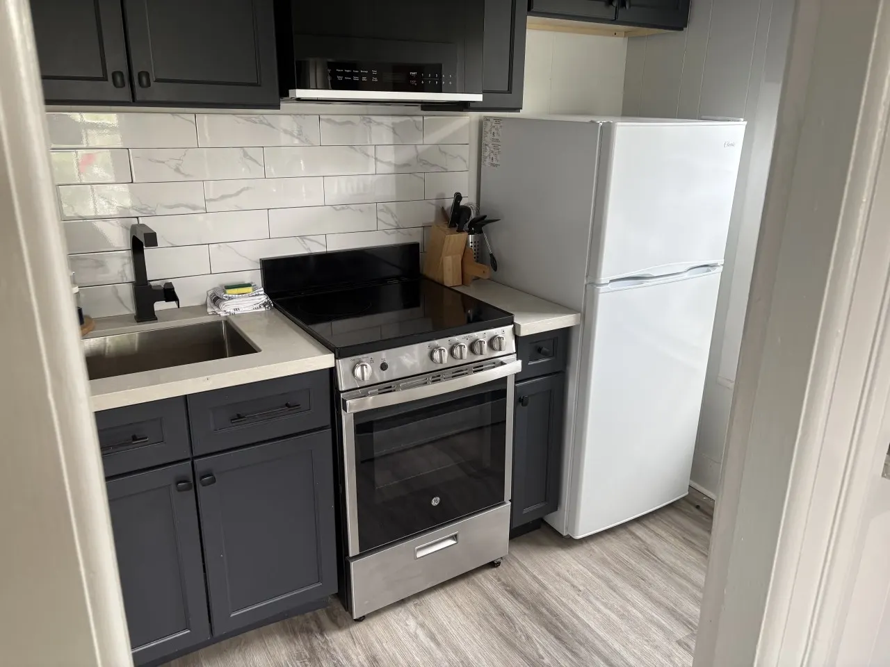 Stay In the heart of Wellington Stylish Wellington Retreat King Bed + Walk to Beach & Main St 8
