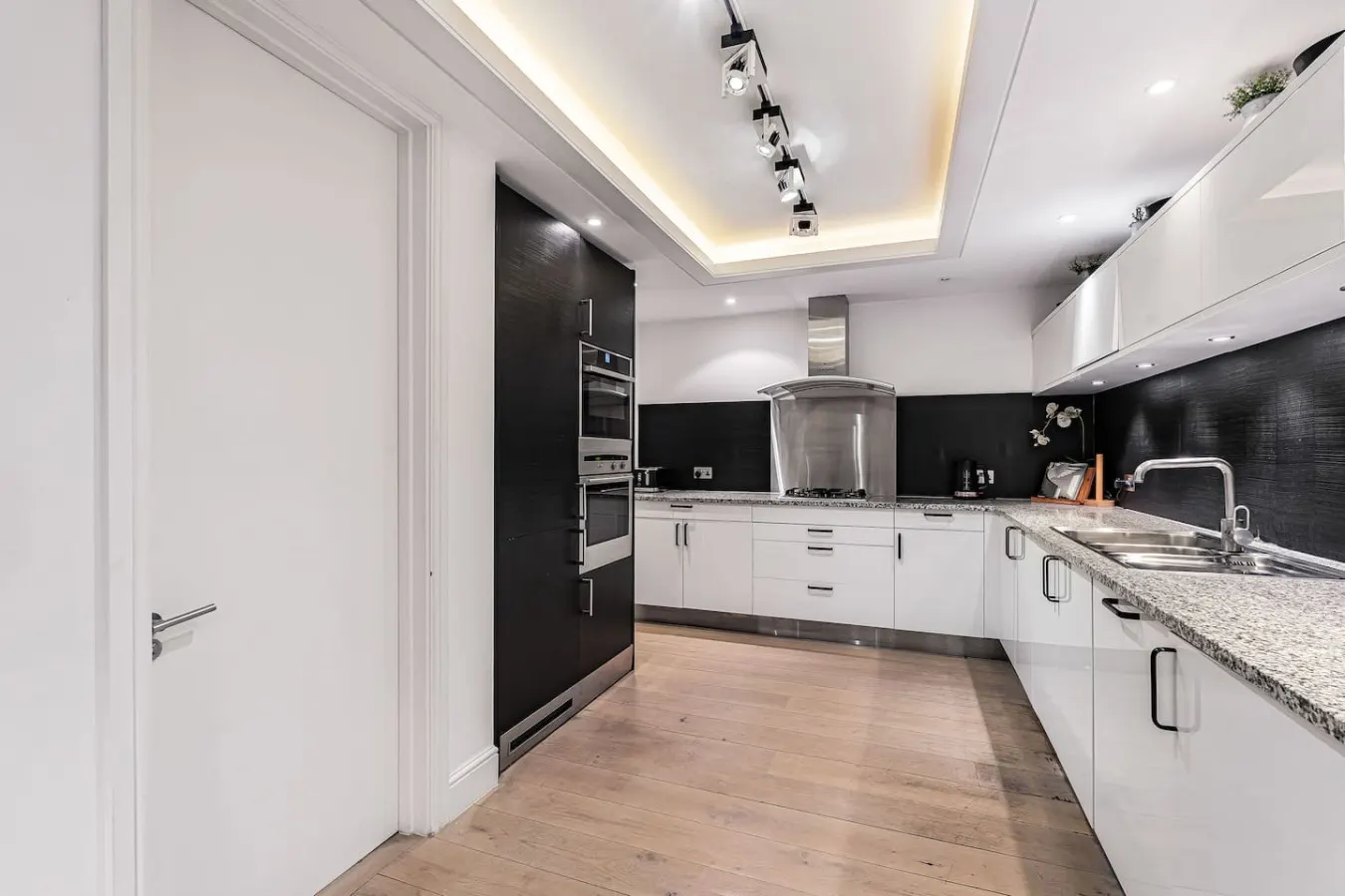 Pavilion Road Mews 4-Bed Near Sloane Square 19