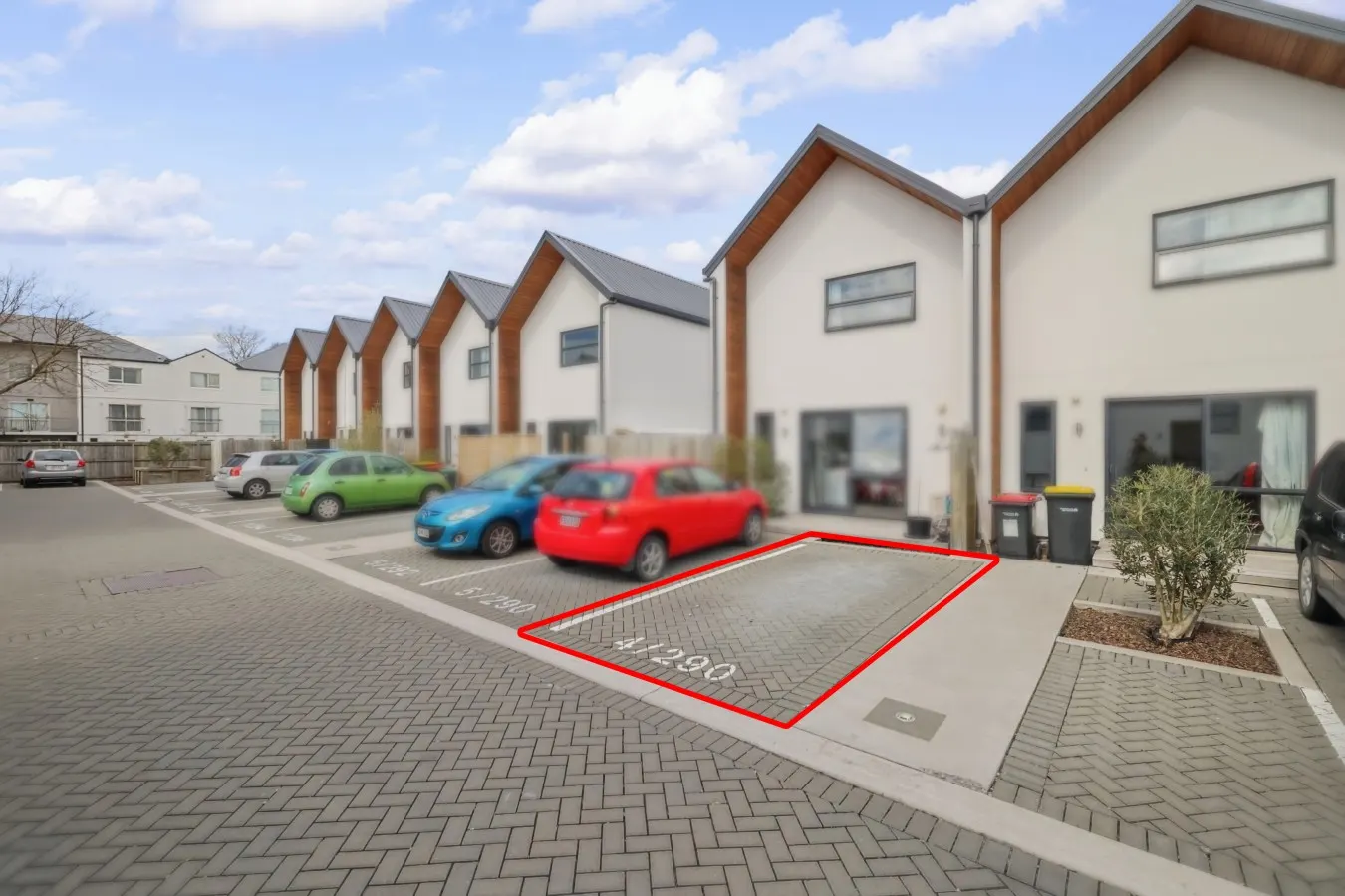 Stylish 3BR Ensuite, Free Car Park, 2 mins walk to Stadium 12