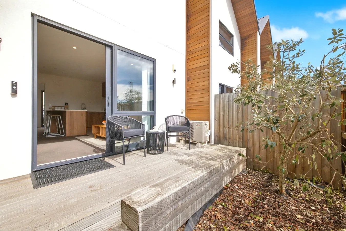 Stylish 3BR Ensuite, Free Car Park, 2 mins walk to Stadium 14