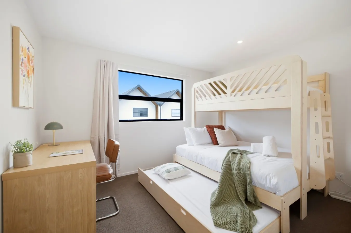 Stylish 3BR Ensuite, Free Car Park, 2 mins walk to Stadium 4