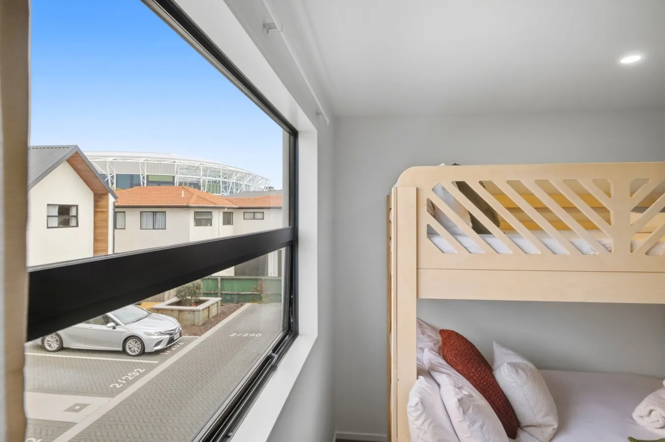 Stylish 3BR Ensuite, Free Car Park, 2 mins walk to Stadium 8