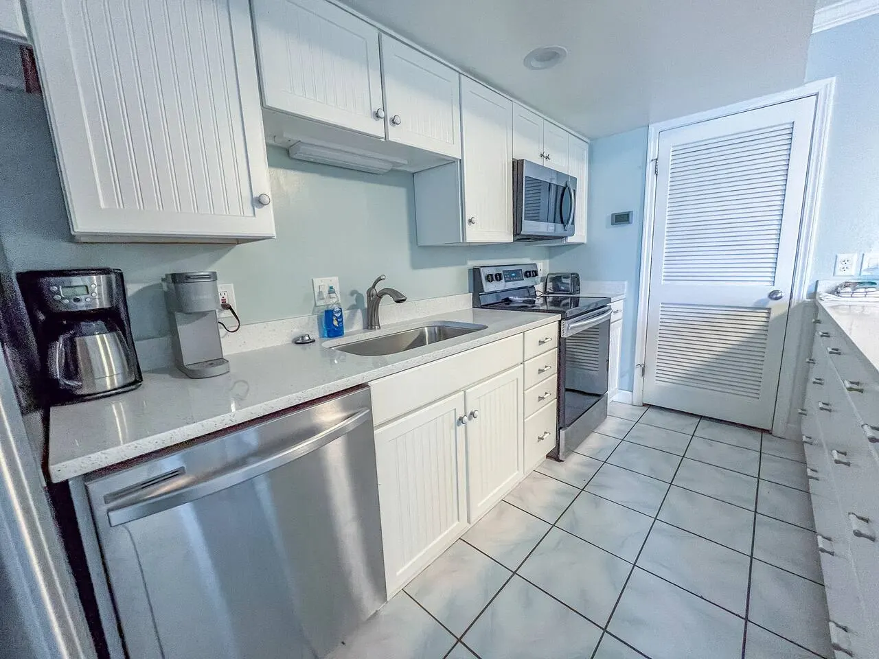 Whispering Seas 107- Oceanfront 2Br/2Bath with pool access. Ground floor with beach view- Sleeps 8 16