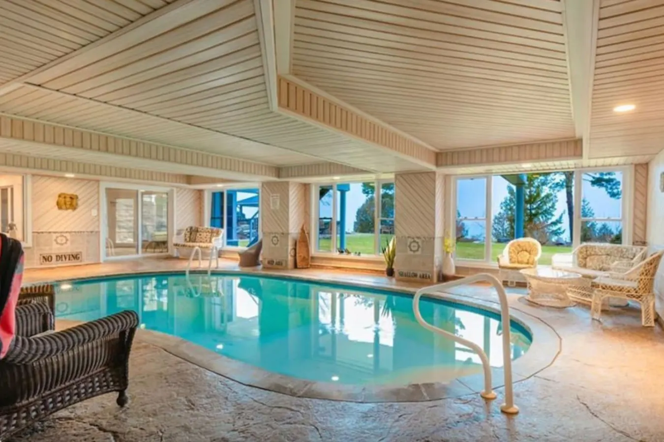 Waterfront bnb, indoor pool, sauna, private beach- Master Suite — photo 3