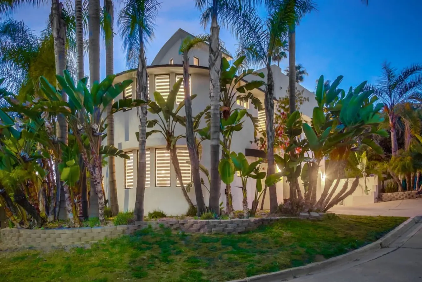 Villa Beryl -Lux-4BR/3BA- Rooftop Deck, BBQ, Games 2
