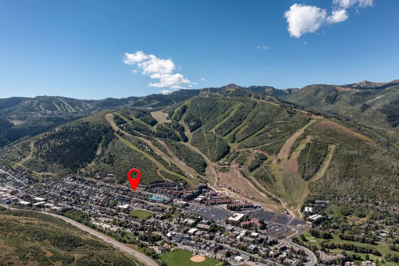 Perfect PC Location - Walk to Ski Lift & Main St.