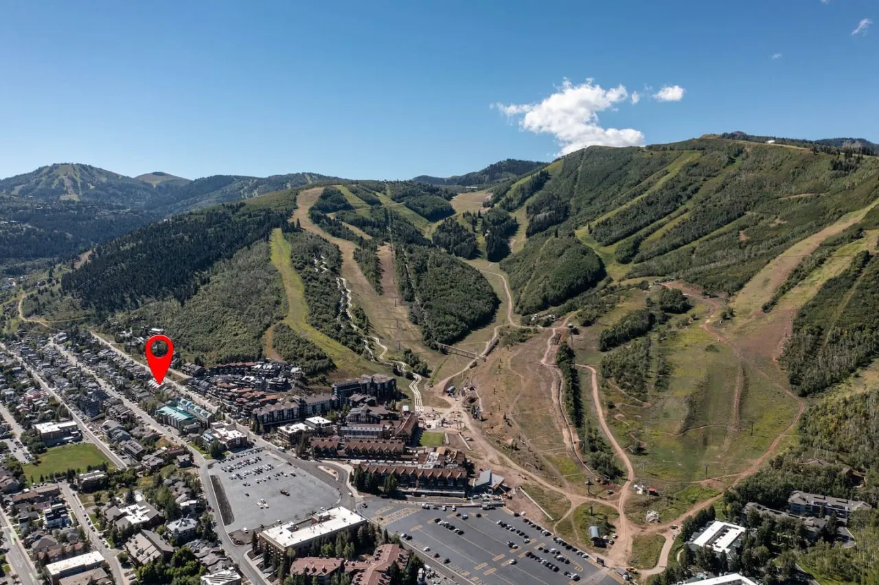 Perfect PC Location - Walk to Ski Lift & Main St 20