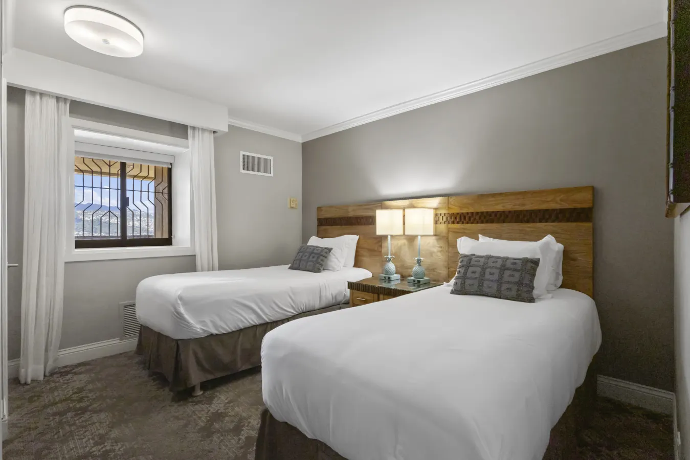 Luxury Oceanfront High Floor @ Waikiki Beach Tower 9