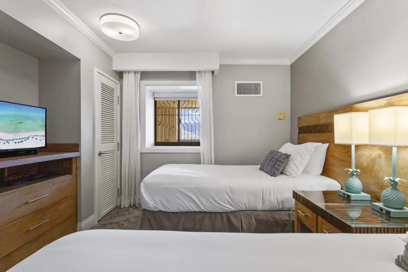 Luxury Oceanfront High Floor @ Waikiki Beach Tower 10