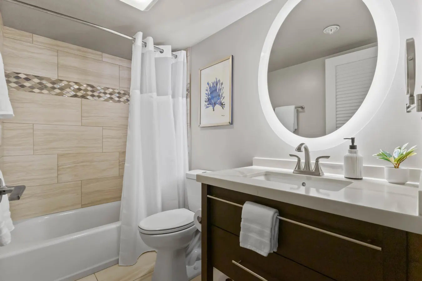 Luxury Oceanfront High Floor @ Waikiki Beach Tower 12