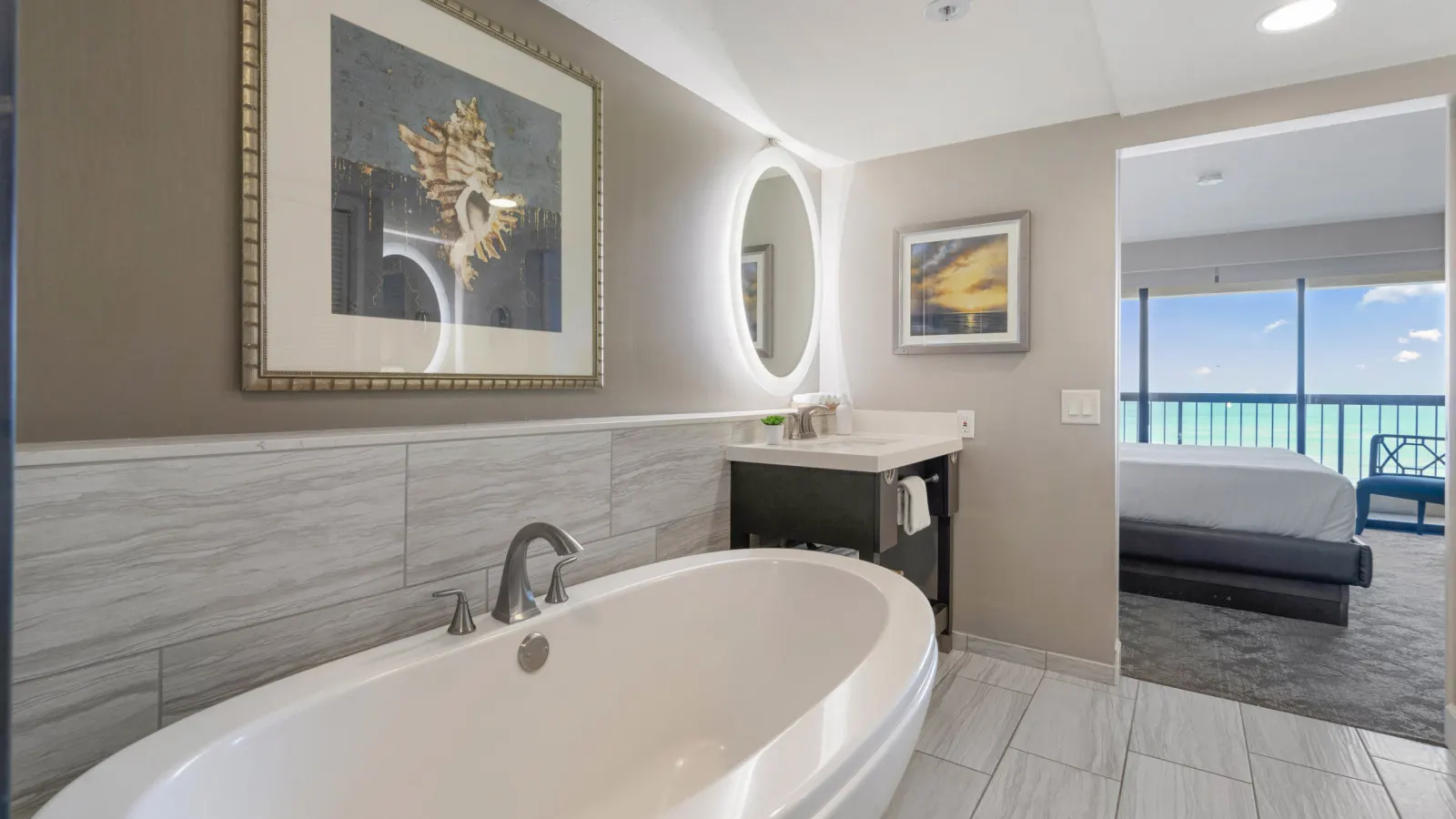 Luxury Oceanfront High Floor @ Waikiki Beach Tower 15