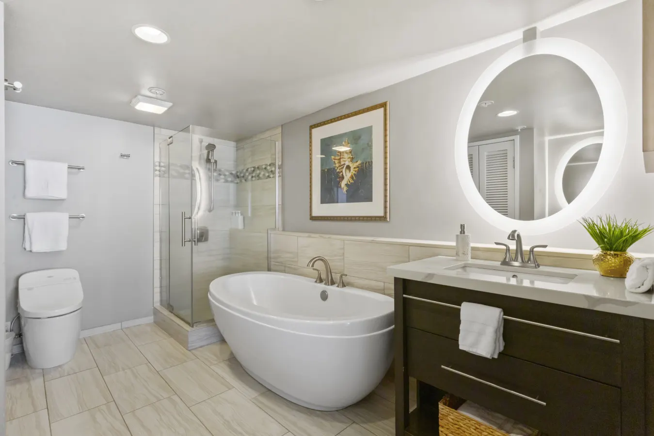 Luxury Oceanfront High Floor @ Waikiki Beach Tower 16