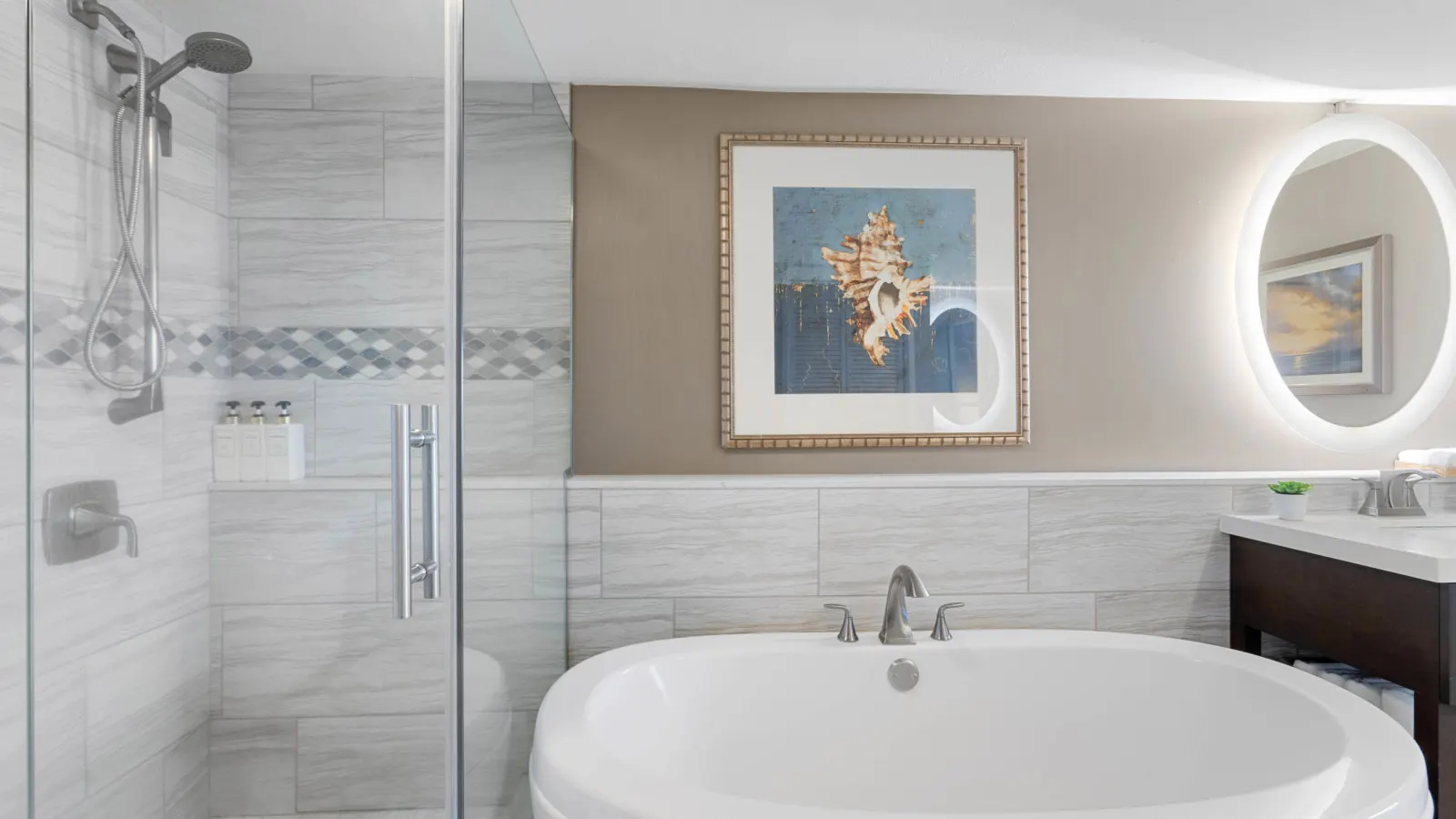Luxury Oceanfront High Floor @ Waikiki Beach Tower 18