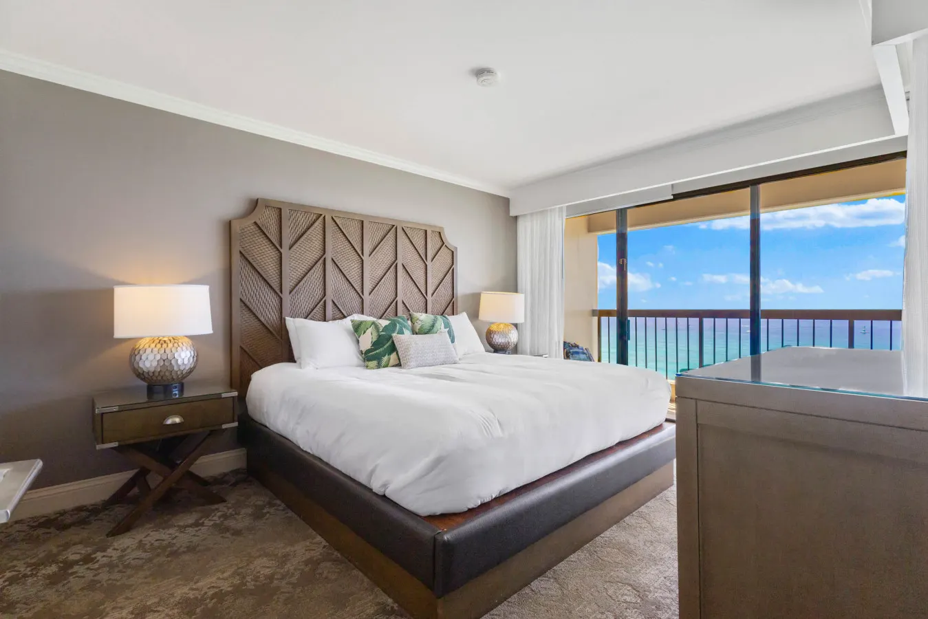 Luxury Oceanfront High Floor @ Waikiki Beach Tower — photo 4
