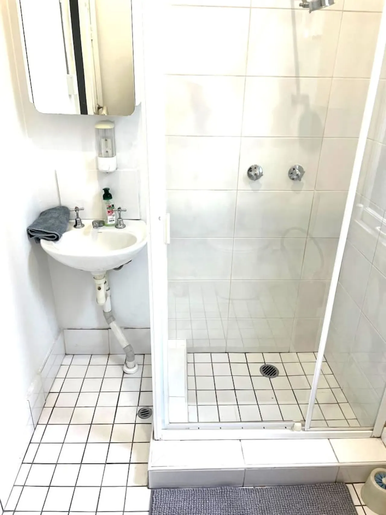 Room for 4 in Chippendale 8