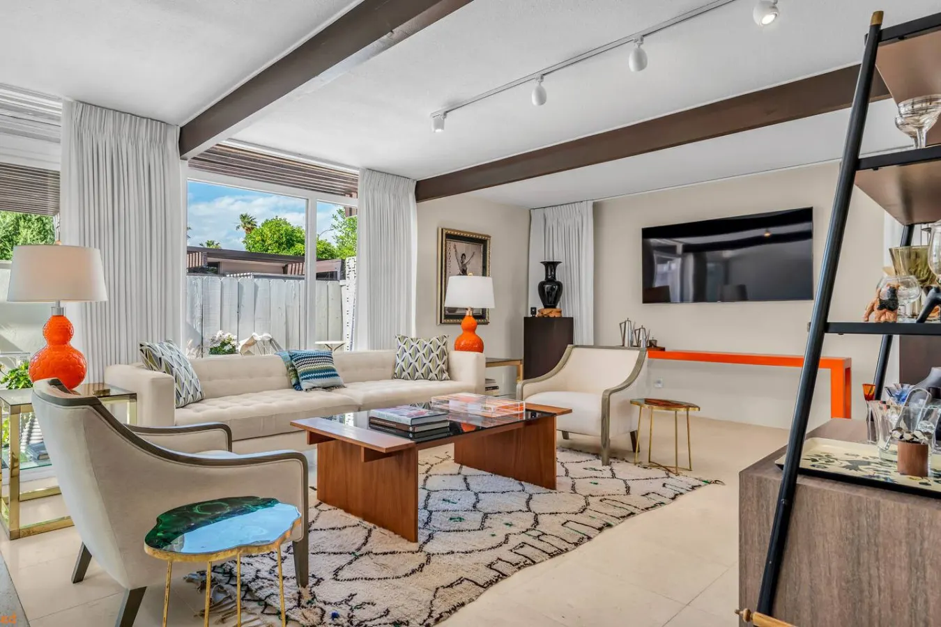 Stunning Mid-Century Modern 2B2B — photo 3