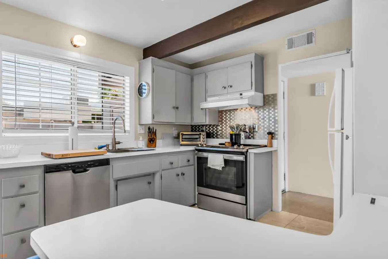 Stunning Mid-Century Modern 2B2B 6
