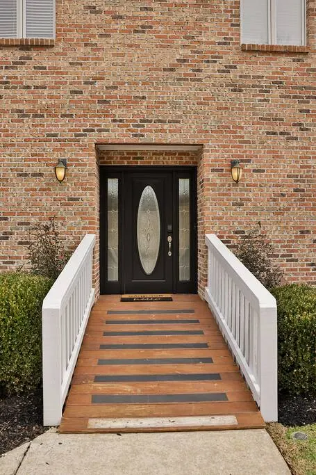 Stunning 5BR Logan Martin Lake House w/Gameroom — photo 2