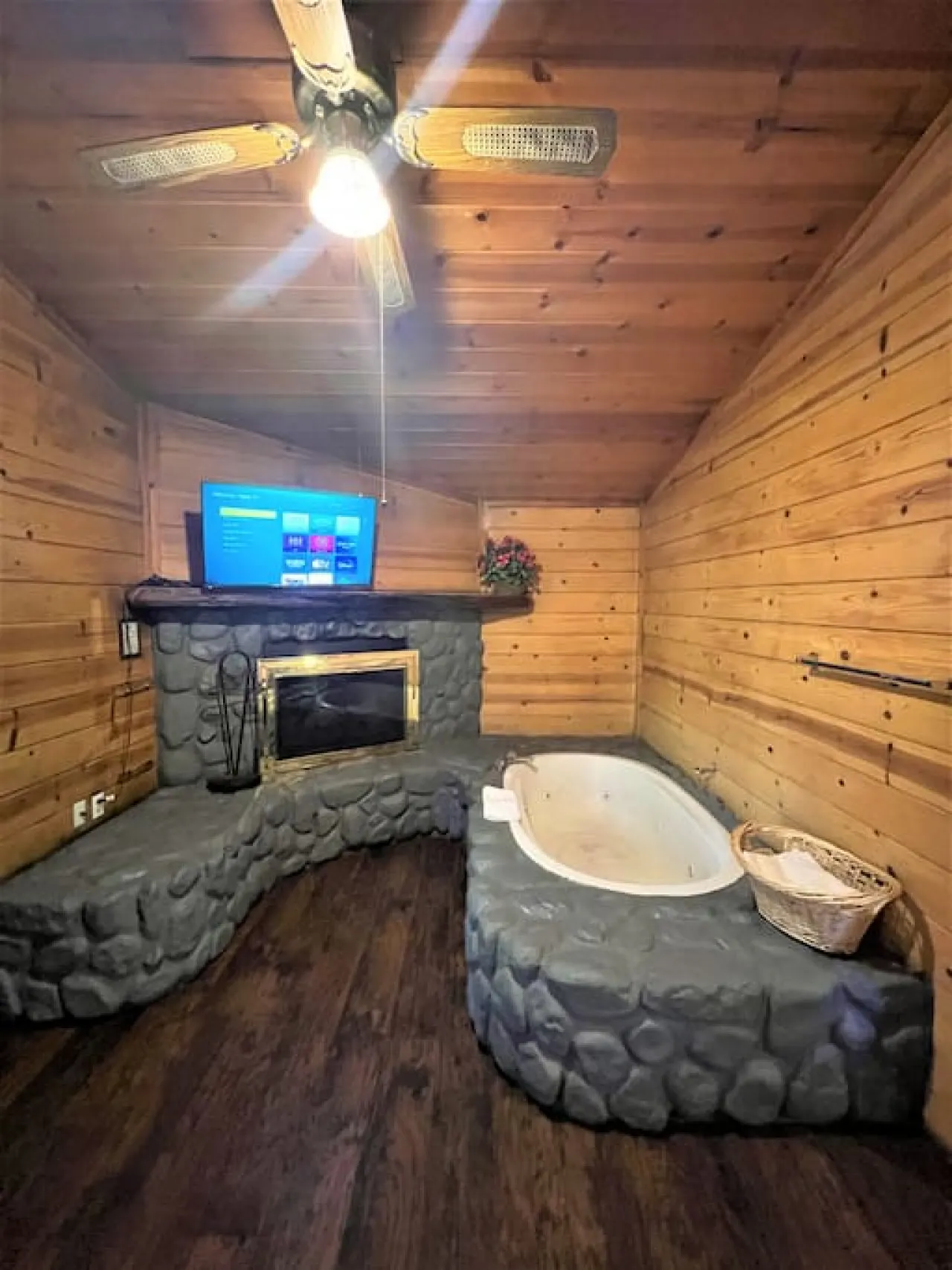 Lovely, Cozy Jetted Hot Tub Cabin - Bear Manor #6 — photo 2
