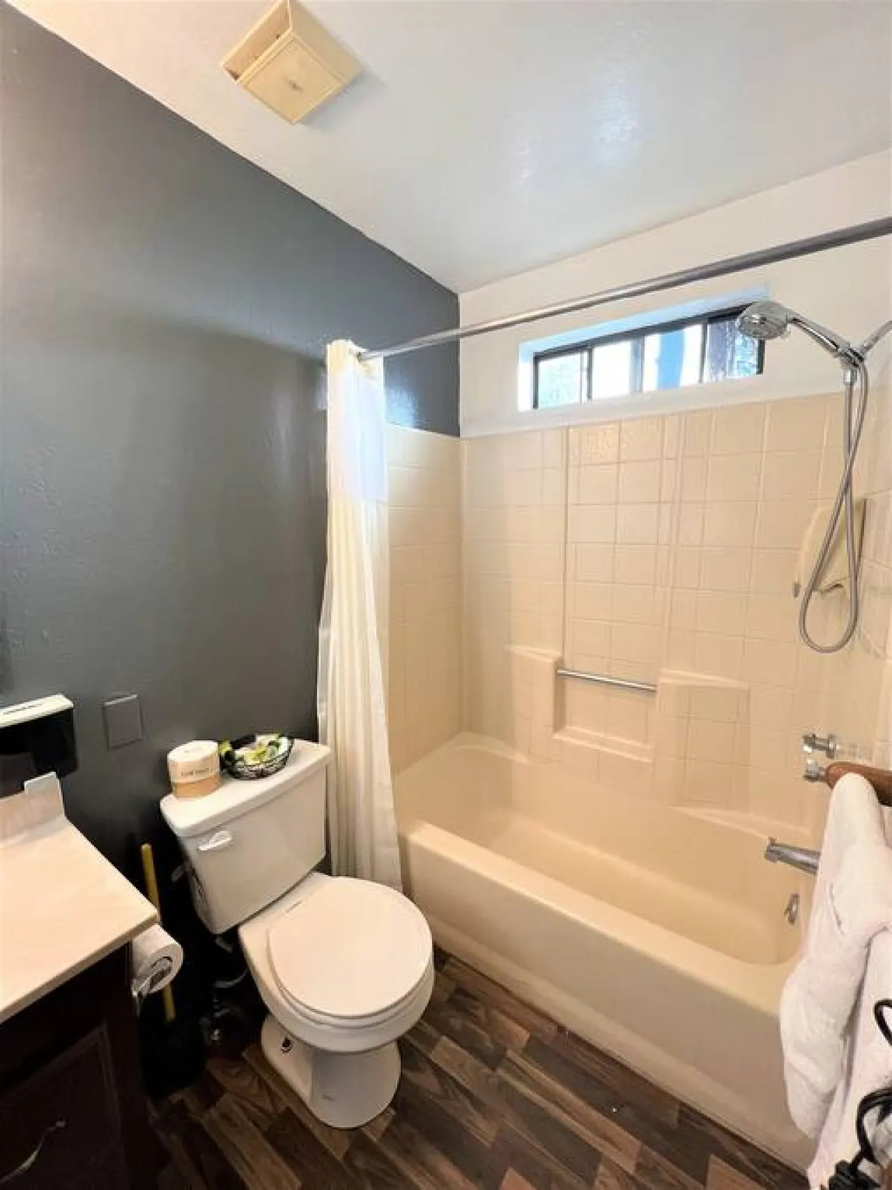 Lovely, Cozy Jetted Hot Tub Cabin - Bear Manor #6 — photo 4