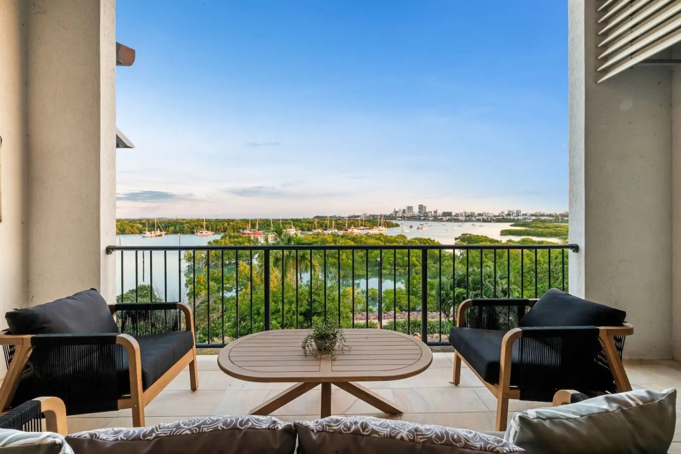 Zen Bayline: pool - bay view - balcony — photo 2