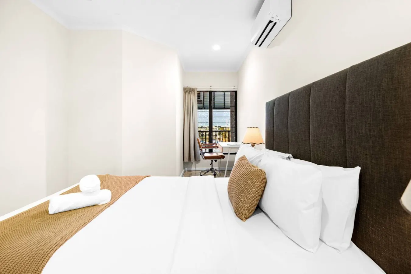 Zen Bayline: pool - bay view - balcony 20