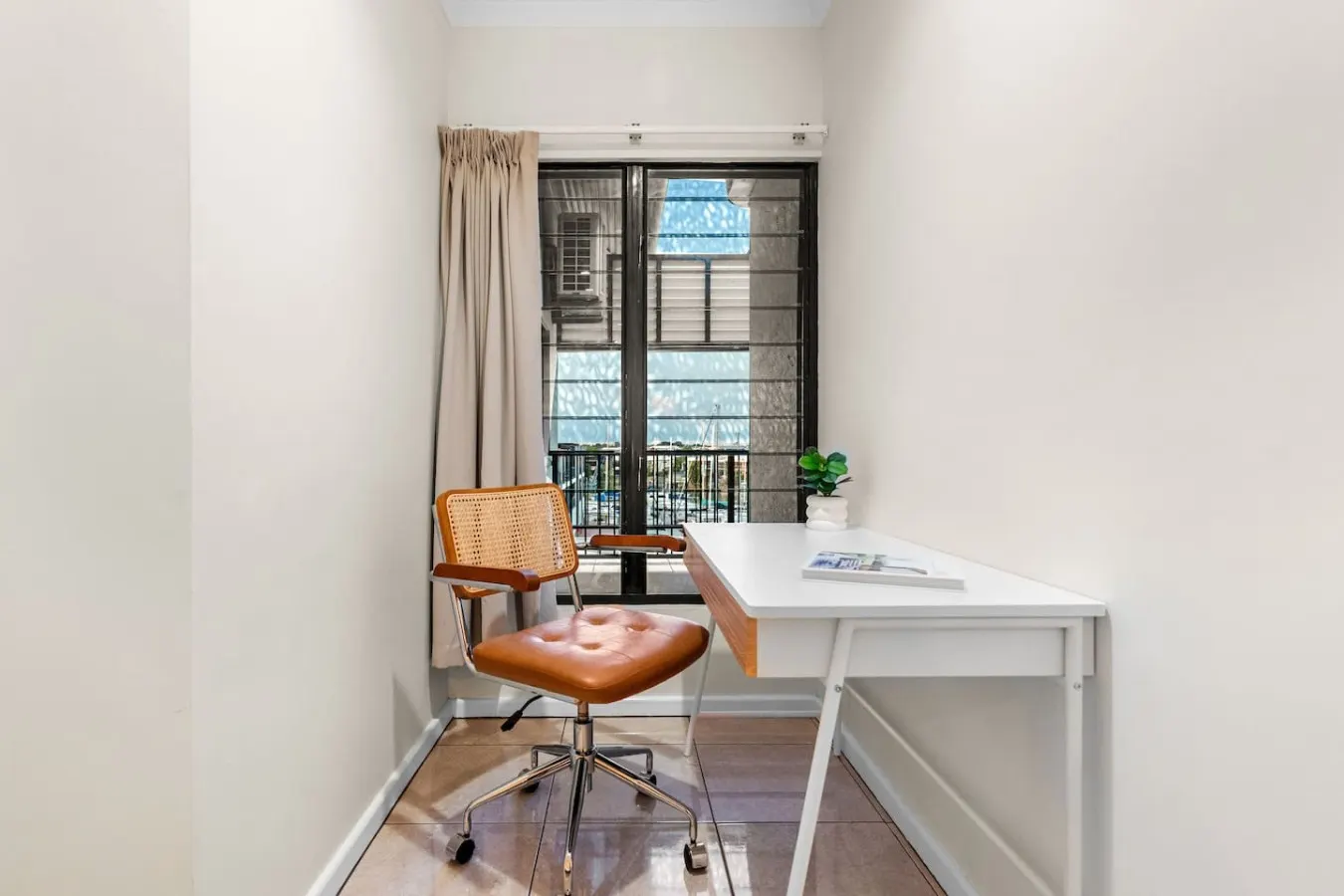 Zen Bayline: pool - bay view - balcony — photo 4