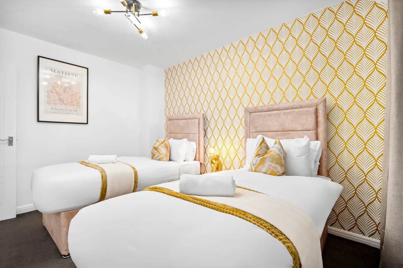Modern Four Bedroom House - 7 Guests - Garden - Parking 13