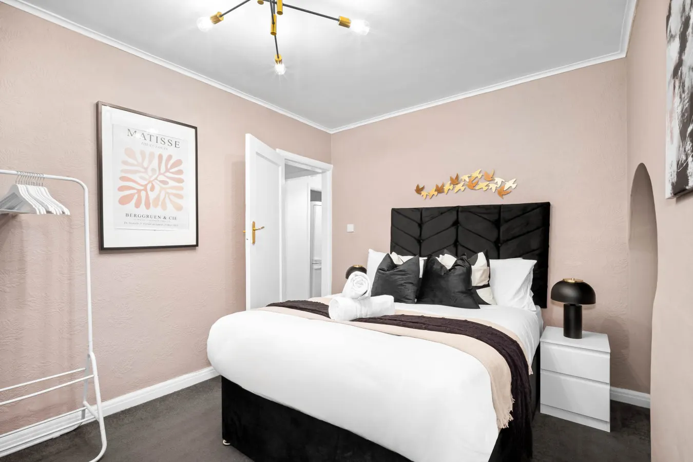 Modern Four Bedroom House - 7 Guests - Garden - Parking 16